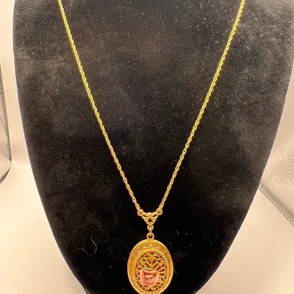 Vintage 1928 Pink Rose Locket on a gold tone chain - Picture 9 of 12